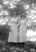 Två kvinnor vid sjökanten