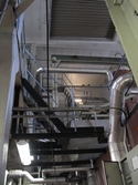 Utrymme med ventilationsrör och en trappa. Interiörfotografi från byggnad vid Soabs industrianläggning i Mölndals Kvarnby, år 2007. Anläggningen användes vid fototillfället av Hexion Speciality Chemicals Sweden AB.