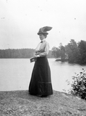 Kvinna med stor hatt