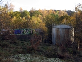 En betongkonstruktion, invändigt täckt med graffiti, vid Soabs industrianläggning i Mölndals Kvarnby, år 2007. Till höger en cistern. Anläggningen användes vid fototillfället av Hexion Speciality Chemicals Sweden AB.