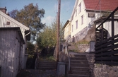 Ett bostadsområde med trappavsatser mellan byggnaderna, Kvarnbyn 1970-tal. Roten M 21 ses till höger.