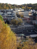 Byggnader vid Soabs industrianläggning på båda sidor om Kvarnbygatan i Mölndals Kvarnby, år 2007. Vy från Störtfjället. Anläggningen användes vid fototillfället av Hexion Speciality Chemicals Sweden AB.