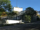 Vy från Kvarnbygatan mot byggnader vid Soabs industrianläggning i Mölndals Kvarnby, år 2007. Anläggningen användes vid fototillfället av Hexion Speciality Chemicals Sweden AB.