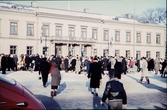 Residenset i Växjö, 1960. Folk har samlats i samband med kungabesök.