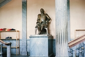 Statyn av Esaias Tegnér i läroverkets trapphall. Växjö, 1963.