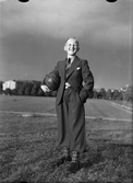 En pojke står och håller i en fotboll, Uppsala 1936