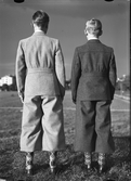 Två pojkar med ryggen vänd mot kameran, Uppsala 1936