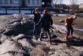 Lekande barn trampar is vid Ulriksbergskolan i Växjö, 1971.