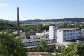 Panorama från Störtfjället mot sydväst över Papyrus/Soabs industribyggnader och skorsten år 2010, efter att företaget hade lagts ner. Byggnad 6 (kartongfabriken) ses till höger och i fonden skymtar AstraZeneca.
Relaterade motiv: 2024_1159 - 1183.