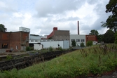 Byggnaderna 26 (sulfitfabrik) samt 18, 19 och 20 (kromofabrik) och skorstenen efter att företaget hade lagts ner, Papyrus/Soab år 2010. 
Relaterade motiv: 2024_1159 - 1183.