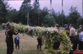 Täby festplats, midsommarstången kläs