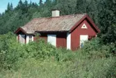 Grindstugan till Hagby, nu riven. Låg från Hagby räknat vid den först tvära S-kurvan på vänster sida om vägen.