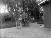 Helge Wiktor Johansson på sin egenbyggda motorcykel, 1926