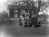 Familjen i trädgården i Karlstorp, 1926