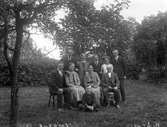 Foto i trädgården med Davids bror Linus samt deras föräldrar, 1926