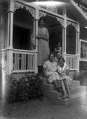 Flickor på trappen i Karlstorp, 1926