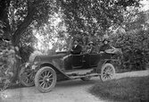 Bilfärd med bland andra Linus och Anna Karlsson, 1930-tal