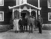 Grupp framför huset i Karlstorp, 1930-tal