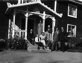 Grupp på verandan i Karlstorp, 1930-tal