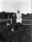 Agda och Edit vid gärdesgården i Hidingsta gård, 1930-tal