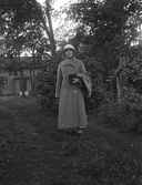 Maj Britt Lager i trädgården, 1930-tal