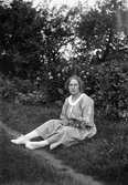 Edit Persson med blombukett, 1930-tal