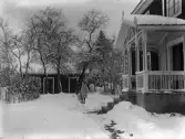Davids mamma Maria i ett vintrigt Karlstorp, 1930-tal