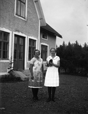 Flickor med katt på Lysinge gård, 1930-tal