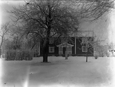 David och Maria Karlssons hem i vinterskrud, 1930-tal
