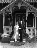 Stiligt bröllopspar vid Rönneberga i Bärsta, 1930-tal