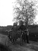 Karin Blome´ och Ruben Palm på cykeltur, 1930-tal