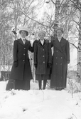 Tre vinterklädda kvinnor