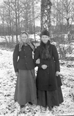Två vinterklädda kvinnor