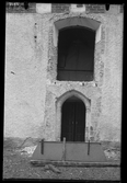 Portal och fönster vid västgaveln på kyrkan i Hubbo.