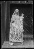 Skulptur av jungfru Maria och barnet.