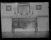 Gustaviansk byrå, kandelaber, tavlor m.m.