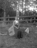 Kvinna sittande på sten