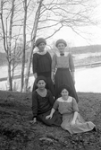 Fyra flickor vid sjökanten