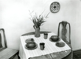 Uppdukat bord med keramik från Bo Fajans, utställning på Gefle Museum 24/4 - 4/5 1956.