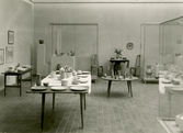 Utställningshallen med keramik från Bo Fajans, Gefle Museum 24/4 - 4/5 1956. Till vänster i bild skymtas tavlor av Josabeth Sjöberg.
