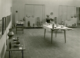 Utställningshallen med keramik från Bo Fajans, Gefle Museum 24/4 - 4/5 1956.