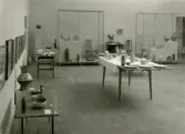 Utställningshallen med keramik från Bo Fajans, Gefle Museum 24/4 - 4/5 1956.