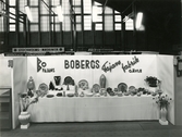 Monter med keramik från Bo Fajans, Expo Norr juni 1951.