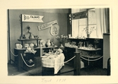 Utställning av keramik från Bo Fajans samt glas från Orrefors, 1938.