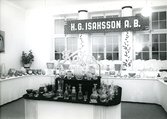 Utställning av glas från Kosta Boda och keramik från K. G. Isaksson A. B. Längst till vänster syns en del keramik från Bo Fajans.