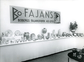 Utställning av keramik från Bo Fajans, lärmast till höger syns glas från Kosta Boda.