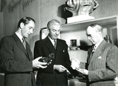 Bo Fajans 75 år, retrospektiv utställning med keramiska föremål, Gefle Museeum 18/11 - 5/12 1949. Från vänster i bild: okänd man, Evald Dahlskog och Gösta Boberg.