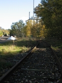 Järnvägsspår vid Soabs industrianläggning i Mölndals Kvarnby, år 2007. I bakgrunden skymtas silobyggnaden bakom träden. Anläggningen användes vid fototillfället av Hexion Speciality Chemicals Sweden AB.