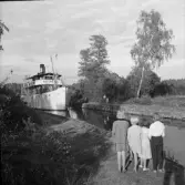 Barn tittar på Astrea i kanalen