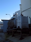 En tank står intill silobyggnaden vid Soabs industrianläggning i Mölndals Kvarnby, år 2007. Anläggningen användes vid fototillfället av Hexion Speciality Chemicals Sweden AB.